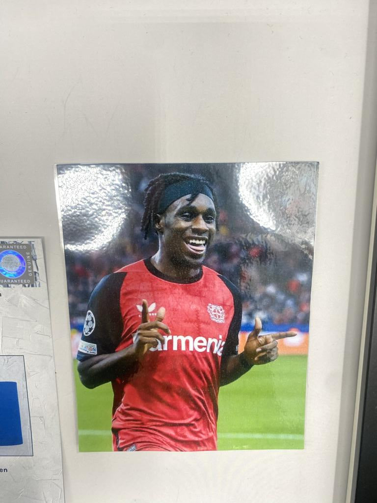 Kapitänsbinde Jeremie Frimpong signiert im Rahmen Bayer 04 Leverkusen Autogramm