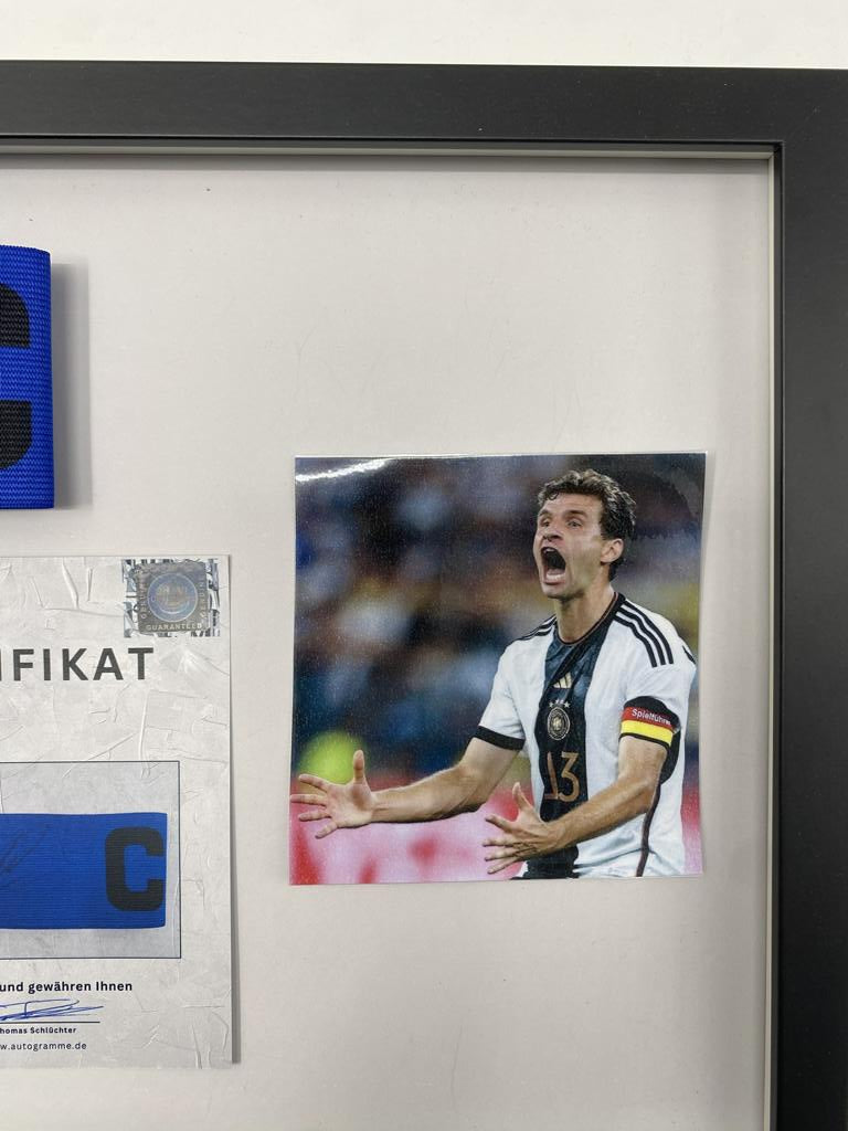 Kapitänsbinde Thomas Müller signiert im Rahmen Deutschland Autogramm