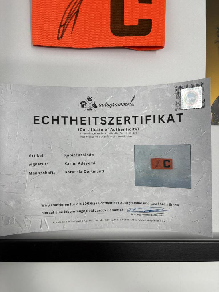 Kapitänsbinde Karim Adeyemi signiert im Rahmen Borussia Dortmund Autogramm COA