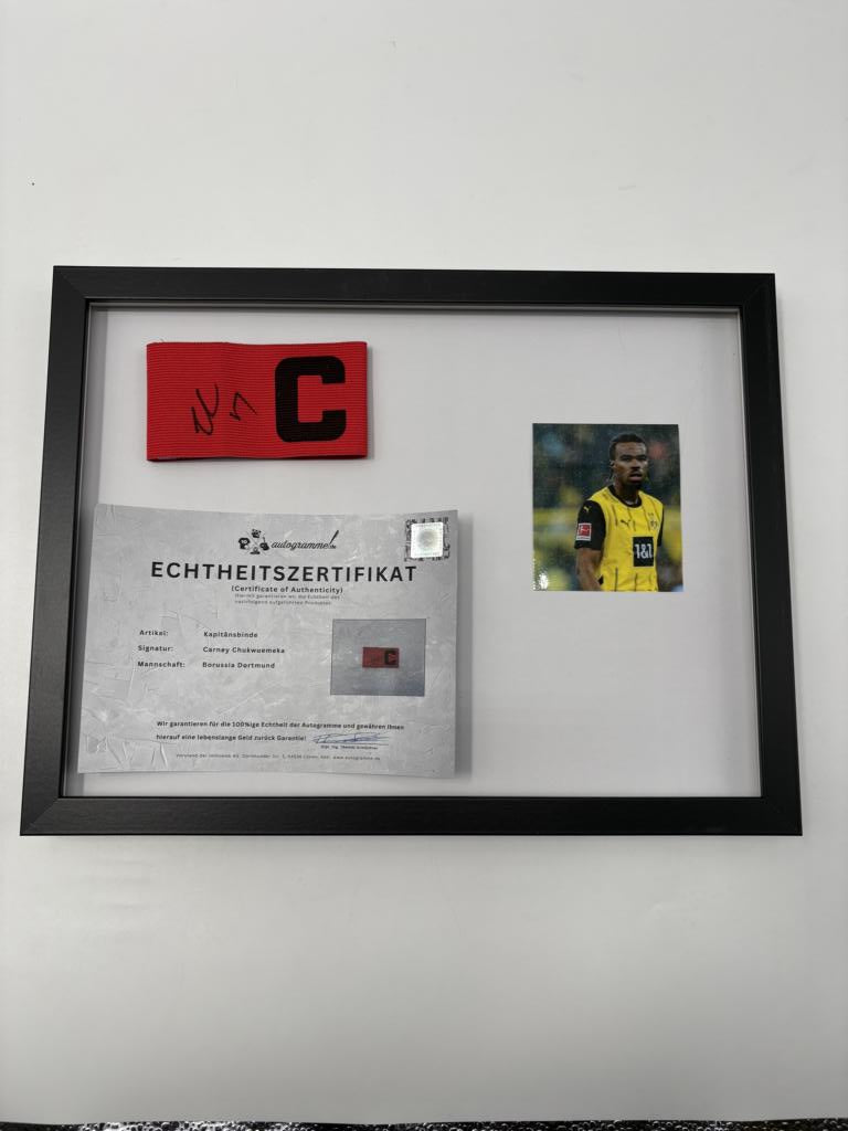 Kapitänsbinde Carney Chukwuemeka signiert im Rahmen Borussia Dortmund Autogramm