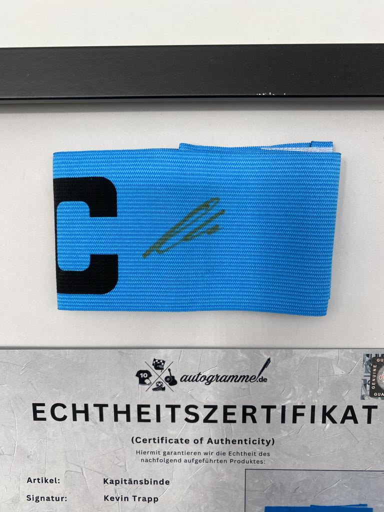 Kapitänsbinde Kevin Trapp signiert im Rahmen Eintracht Frankfurt Autogramm COA
