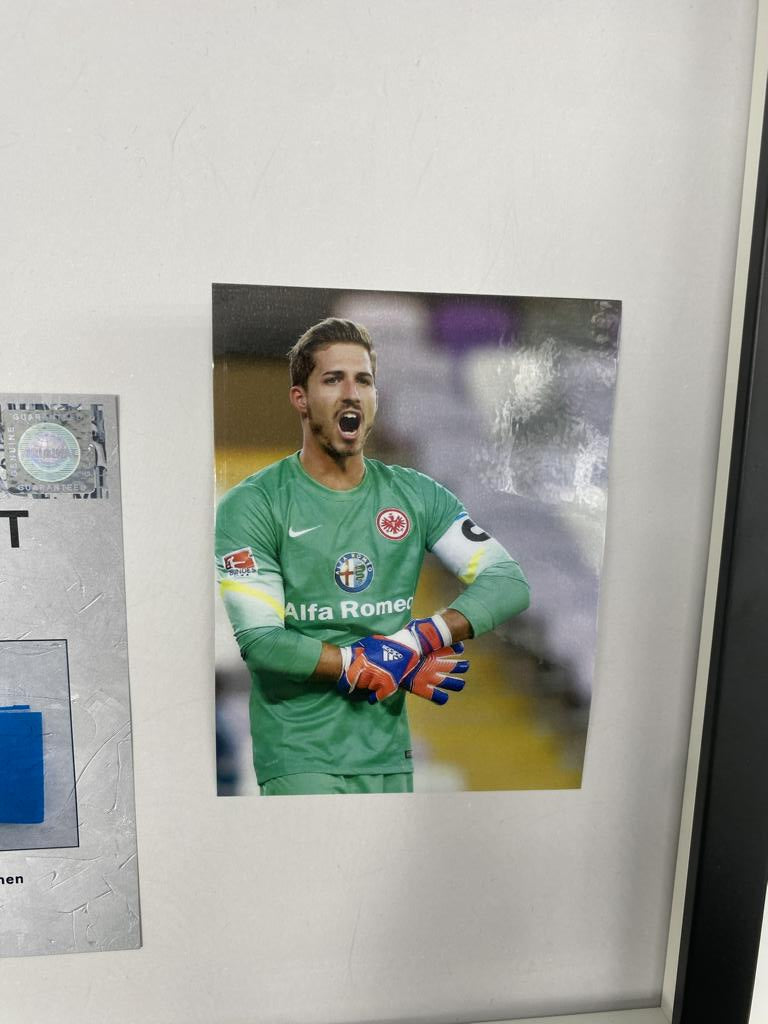 Kapitänsbinde Kevin Trapp signiert im Rahmen Eintracht Frankfurt Autogramm COA