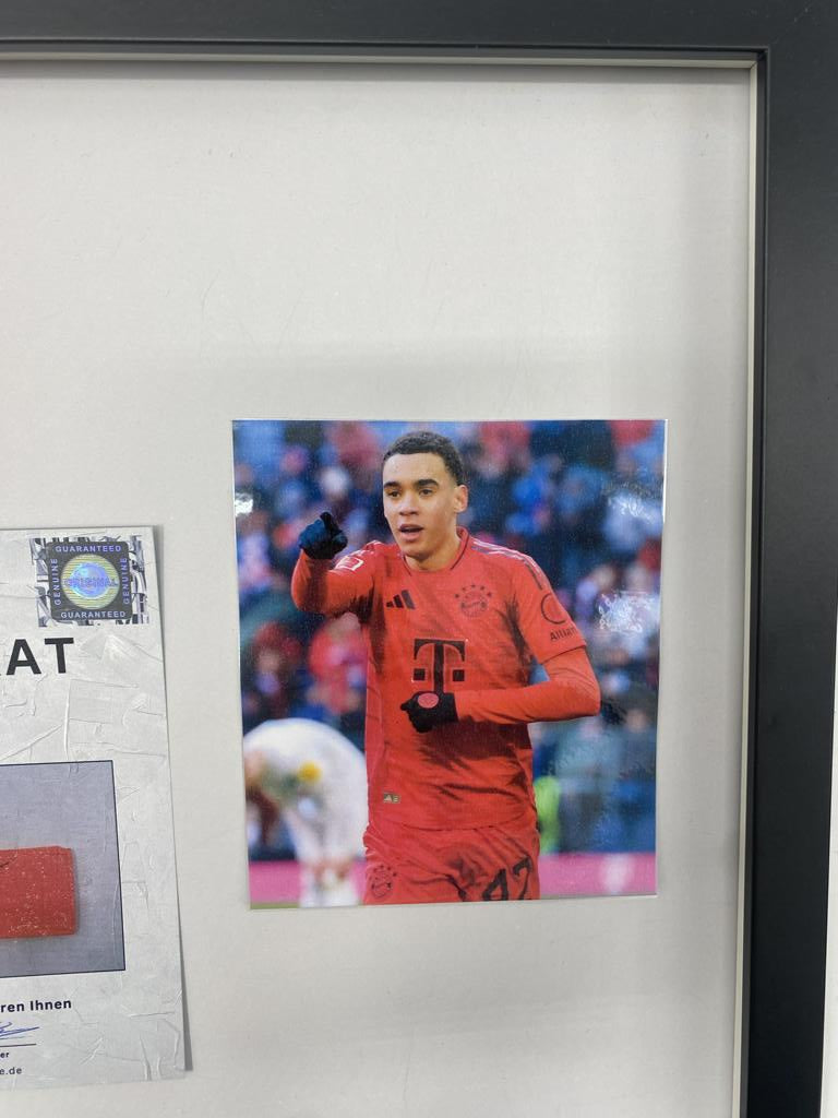 Kapitänsbinde Jamal Musiala signiert im Rahmen Bayern München Fußball Autogramm
