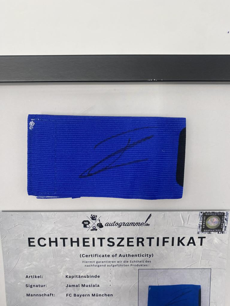 Kapitänsbinde Jamal Musiala signiert im Rahmen Bayern München Fußball Autogramm