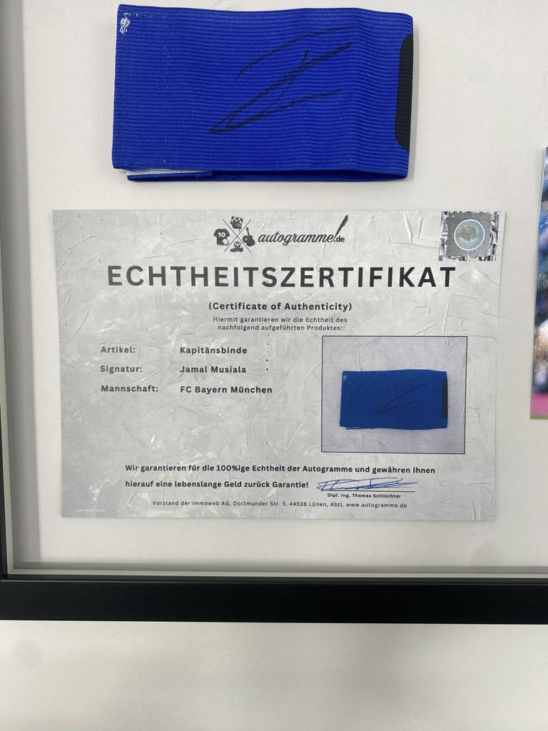 Kapitänsbinde Jamal Musiala signiert im Rahmen Bayern München Fußball Autogramm