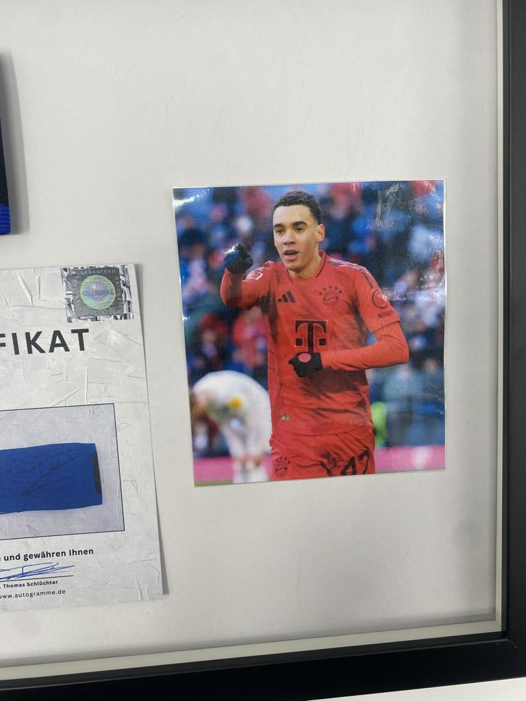 Kapitänsbinde Jamal Musiala signiert im Rahmen Bayern München Fußball Autogramm