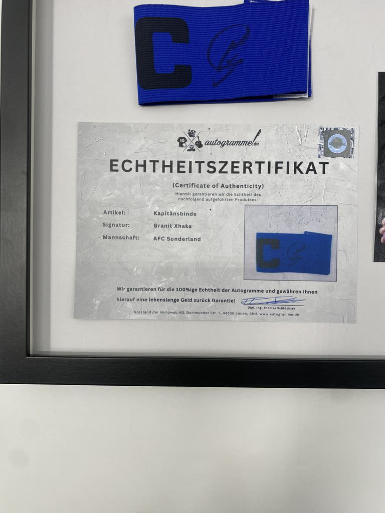 Kapitänsbinde Granit Xhaka signiert im Rahmen AFC Sunderland Autogramm