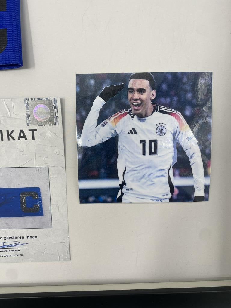 Kapitänsbinde Jamal Musiala signiert im Rahmen Bayern München Autogramm