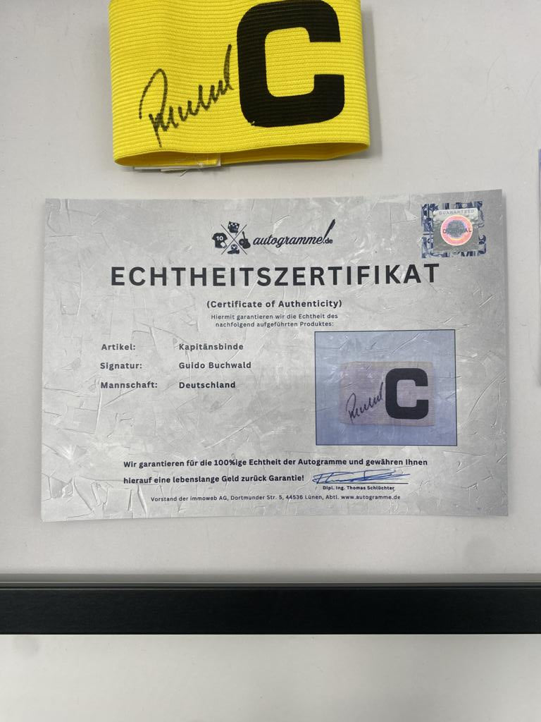 Kapitänsbinde Guido Buchwald signiert im Rahmen Deutschland Fußball Autogramm