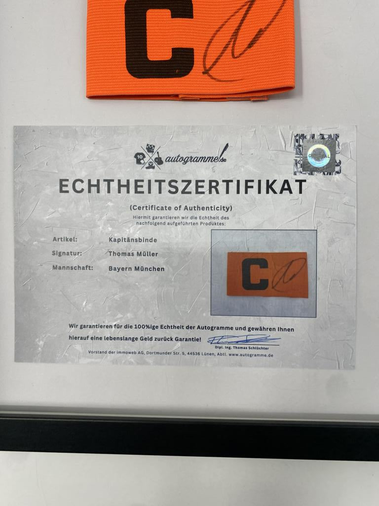 Captain's armband signed by Thomas Müller in a Bayern Munich autograph COA frame