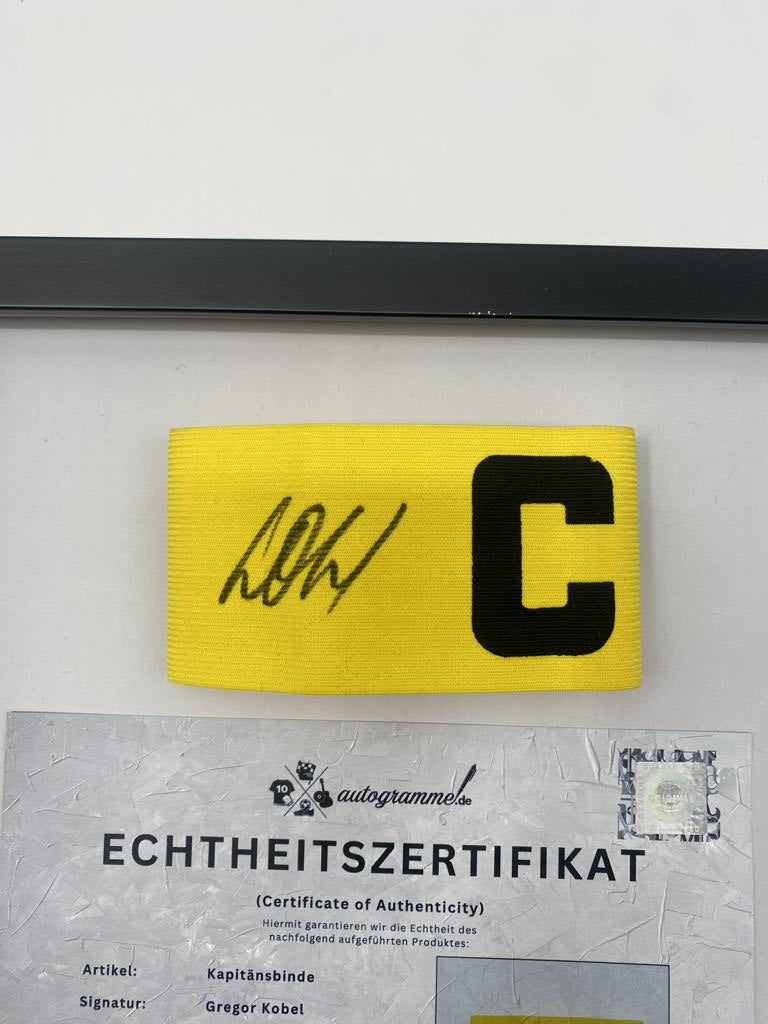 Kapitänsbinde Gregor Kobel signiert im Rahmen Borussia Dortmund COA Fußball