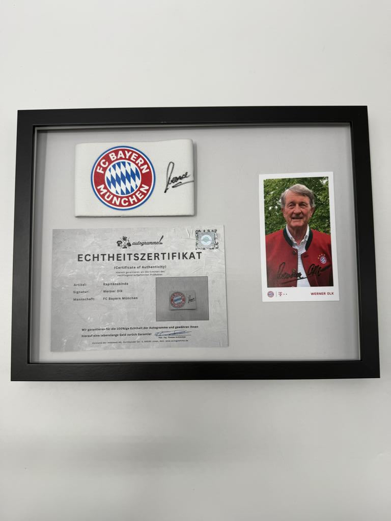 Kapitänsbinde Werner Olk signiert im Rahmen Bayern München Autogramm