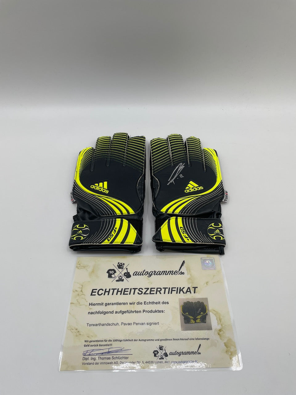 Goalkeeper glove Pavao Pervan signed autograph Wolfsburg Coa