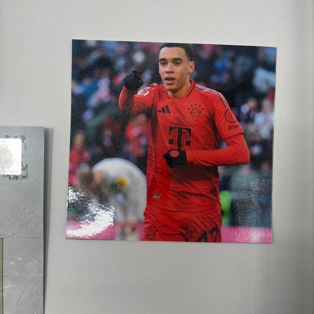 Kapitänsbinde Jamal Musiala signiert im Rahmen Bayern München pink