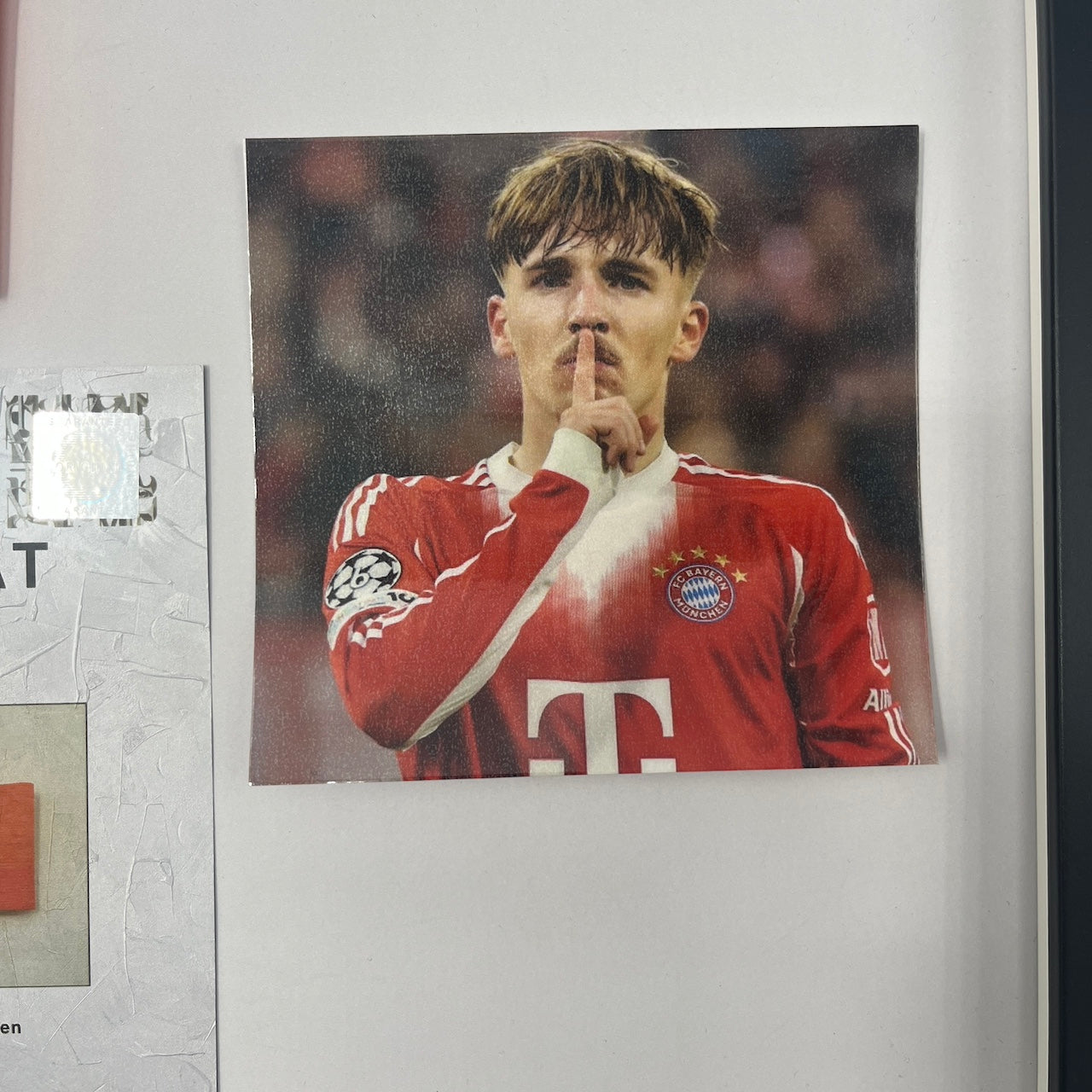 Kapitänsbinde Lennart Karl signiert im Rahmen Bayern München