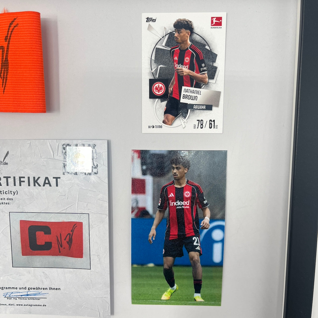Kapitänsbinde Nathaniel Brown signiert im Rahmen Eintracht Frankfurt