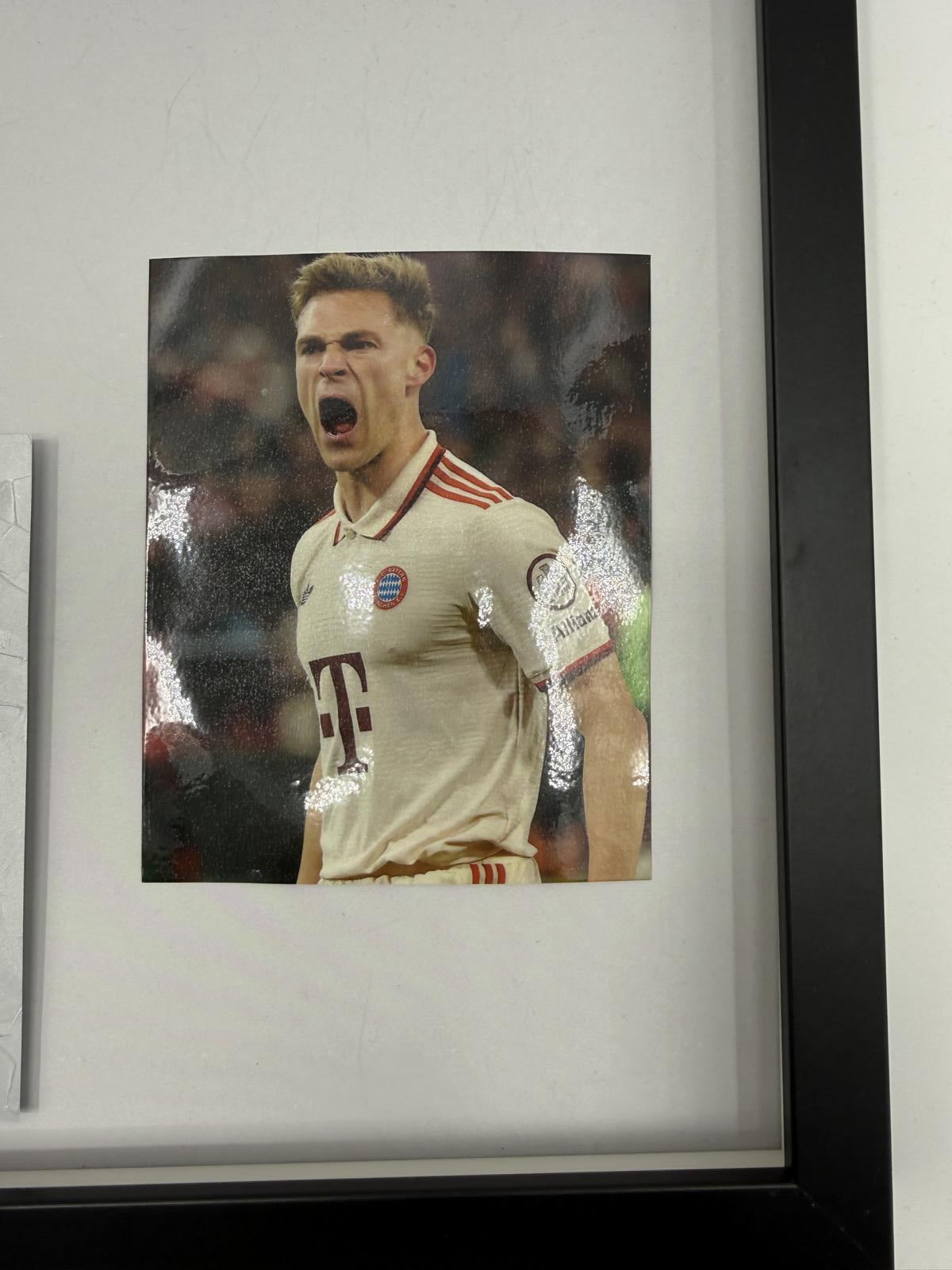 Kapitänsbinde Joshua Kimmich signiert im Rahmen FC Bayern München Autogramm