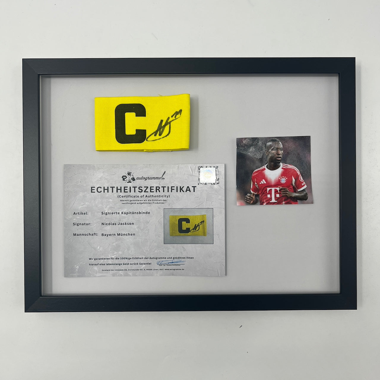 Kapitänsbinde Nicolas Jackson signiert im Rahmen Bayern München