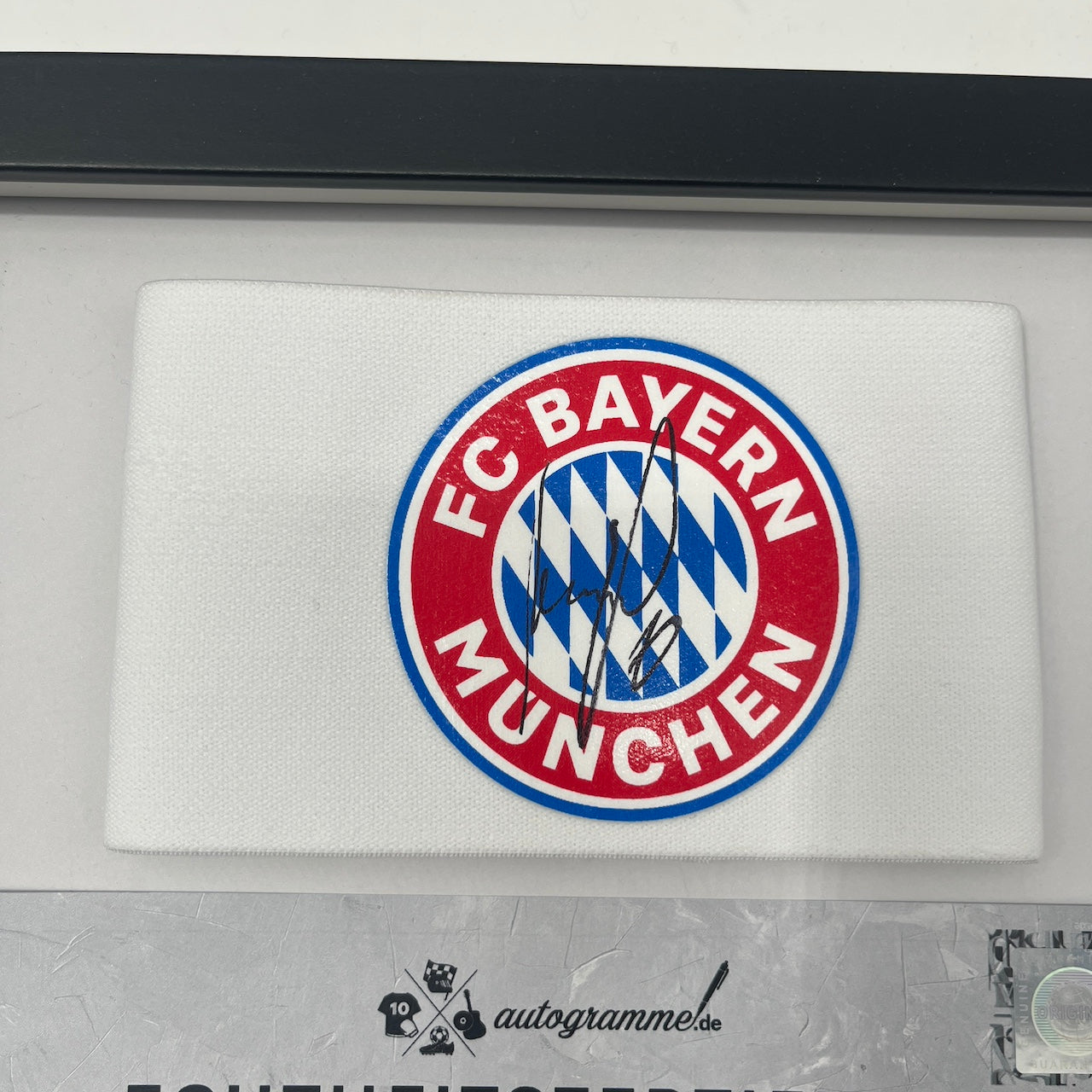 Kapitänsbinde Arjen Robben signiert im Rahmen Bayern München