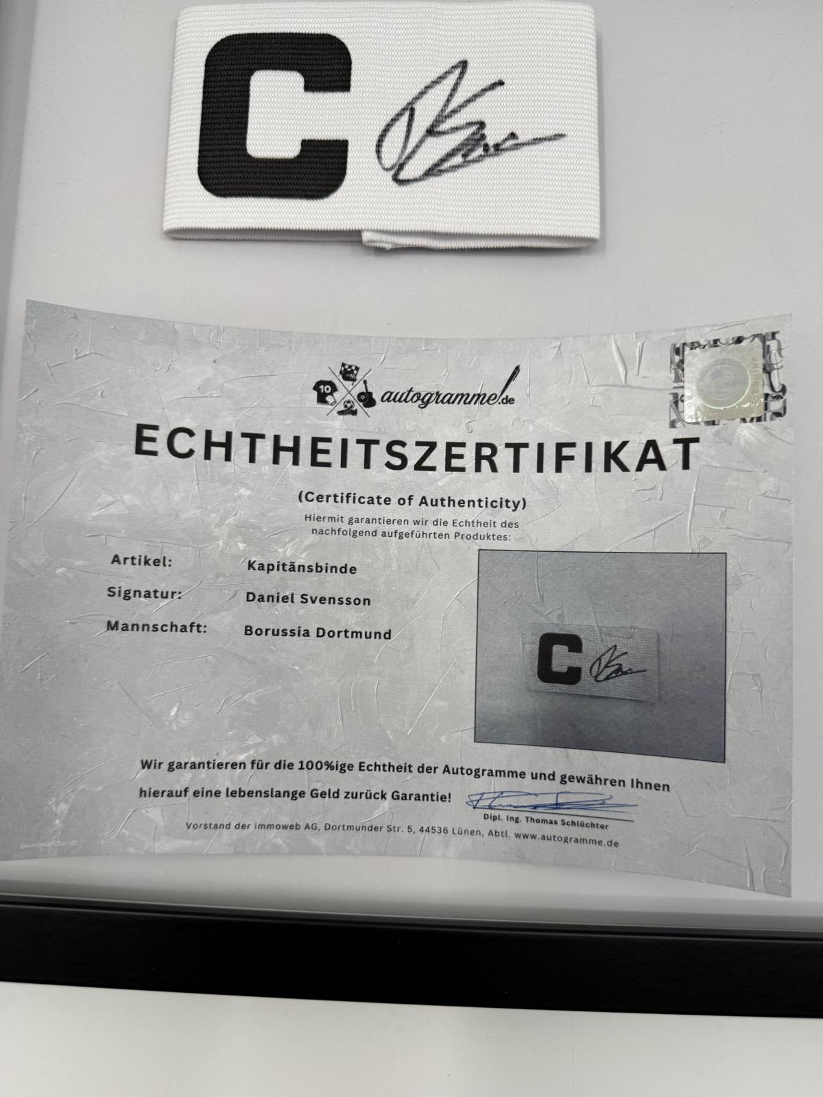 Kapitänsbinde Daniel Svensson signiert im Rahmen Borussia Dortmund COA