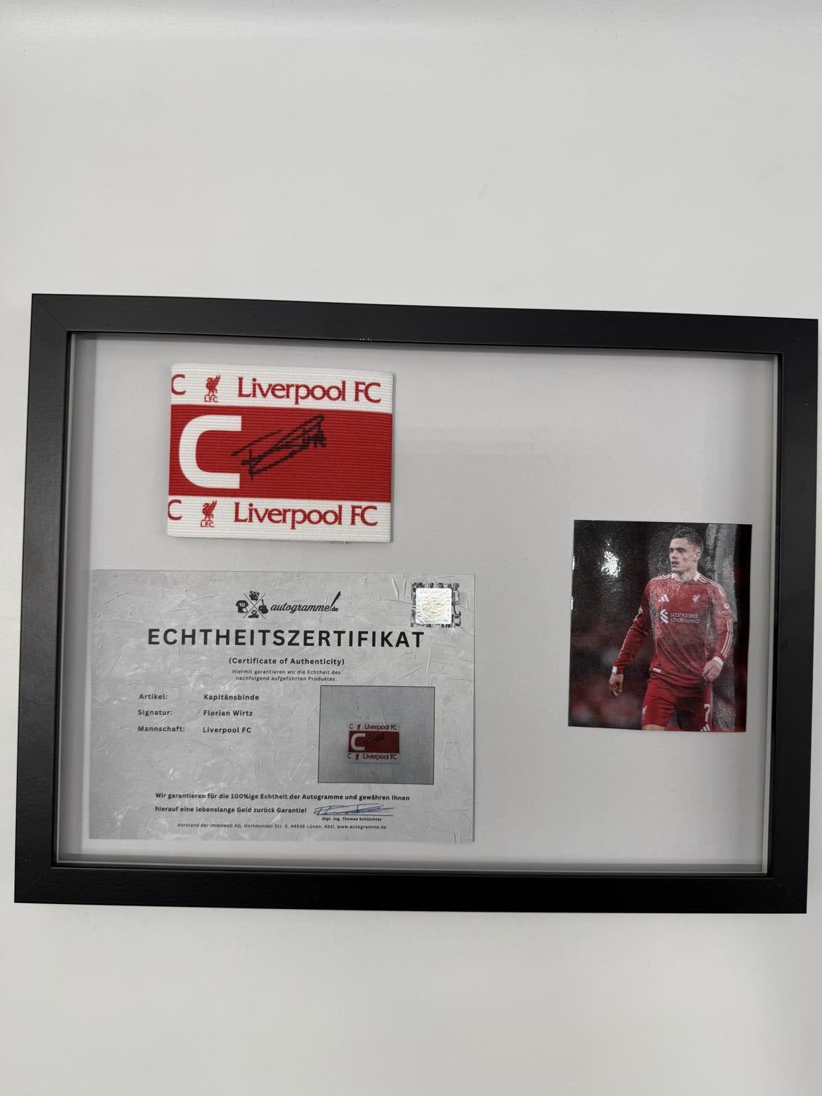 Kapitänsbinde Florian Wirtz signiert im Rahmen FC Liverpool Autogramm
