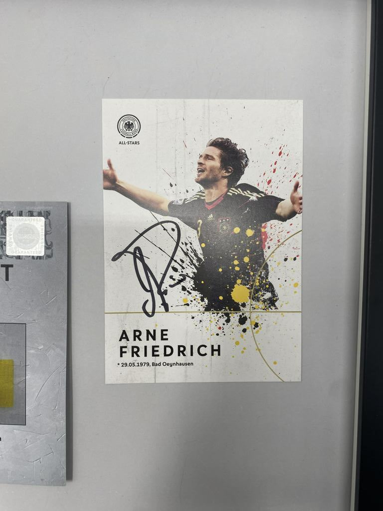 Brazalete de capitán firmado por Arne Friedrich enmarcado, certificado de autenticidad de Alemania.