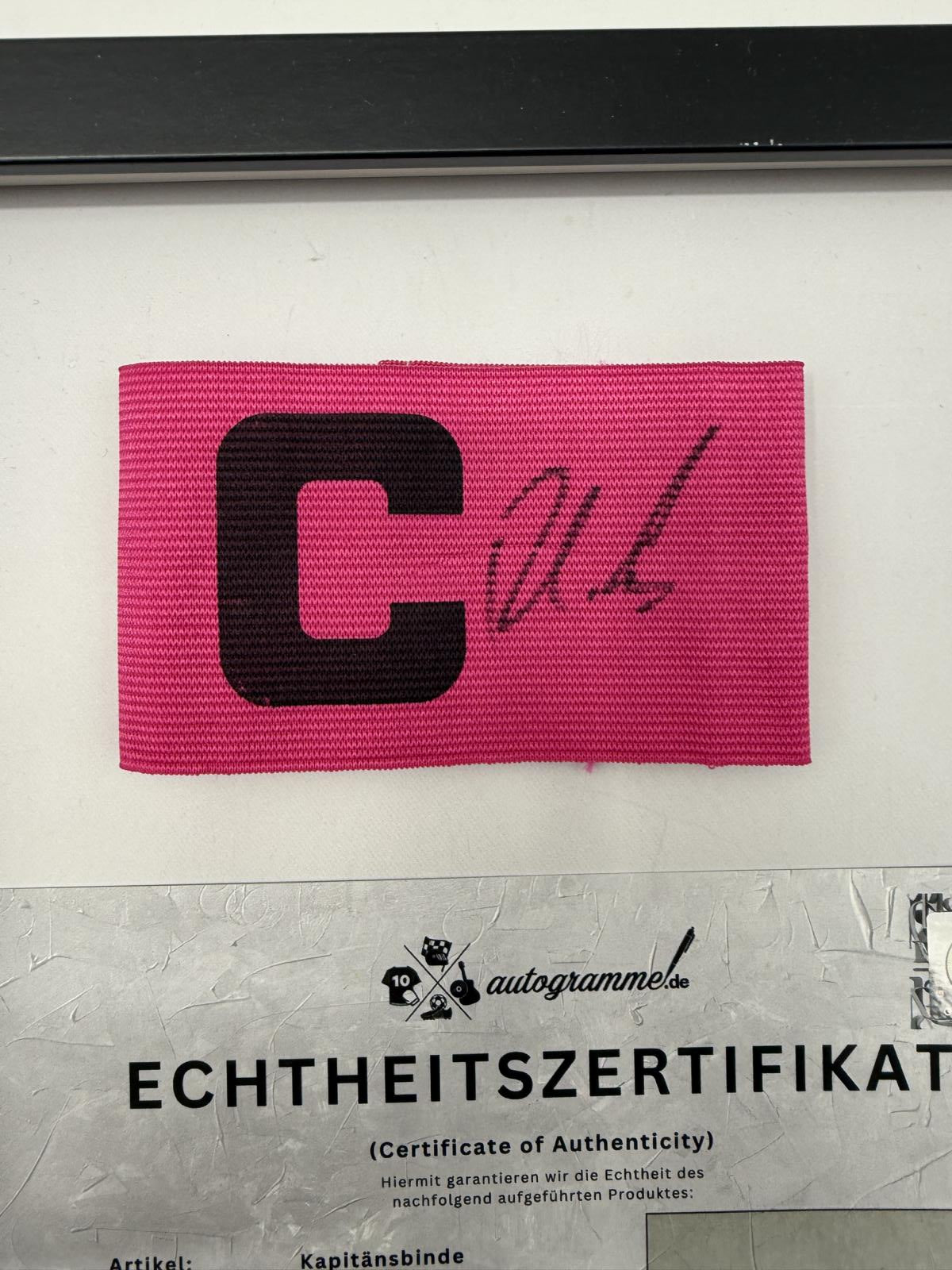 Kapitänsbinde Rudi Völler signiert im Rahmen Deutschland Autogramm