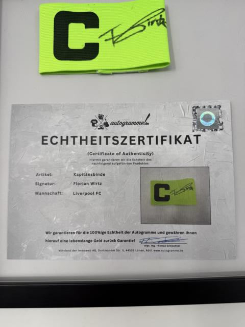 Kapitänsbinde Florian Wirtz signiert im Rahmen FC Liverpool Autogramm