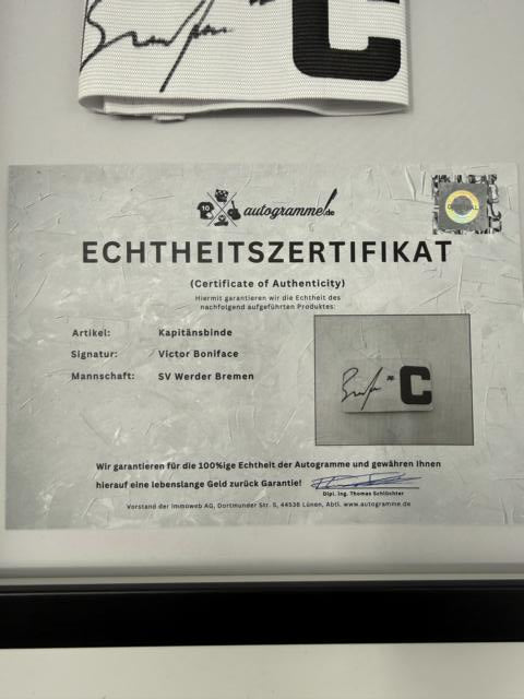 Kapitänsbinde Victor Boniface signiert im Rahmen Werder Bremen Autogramm COA