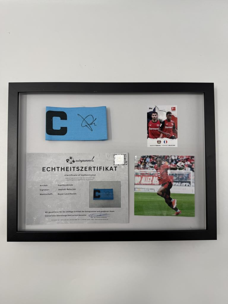 Kapitänsbinde Jeanuël Belocian signiert im Rahmen Bayer Leverkusen Autogramm