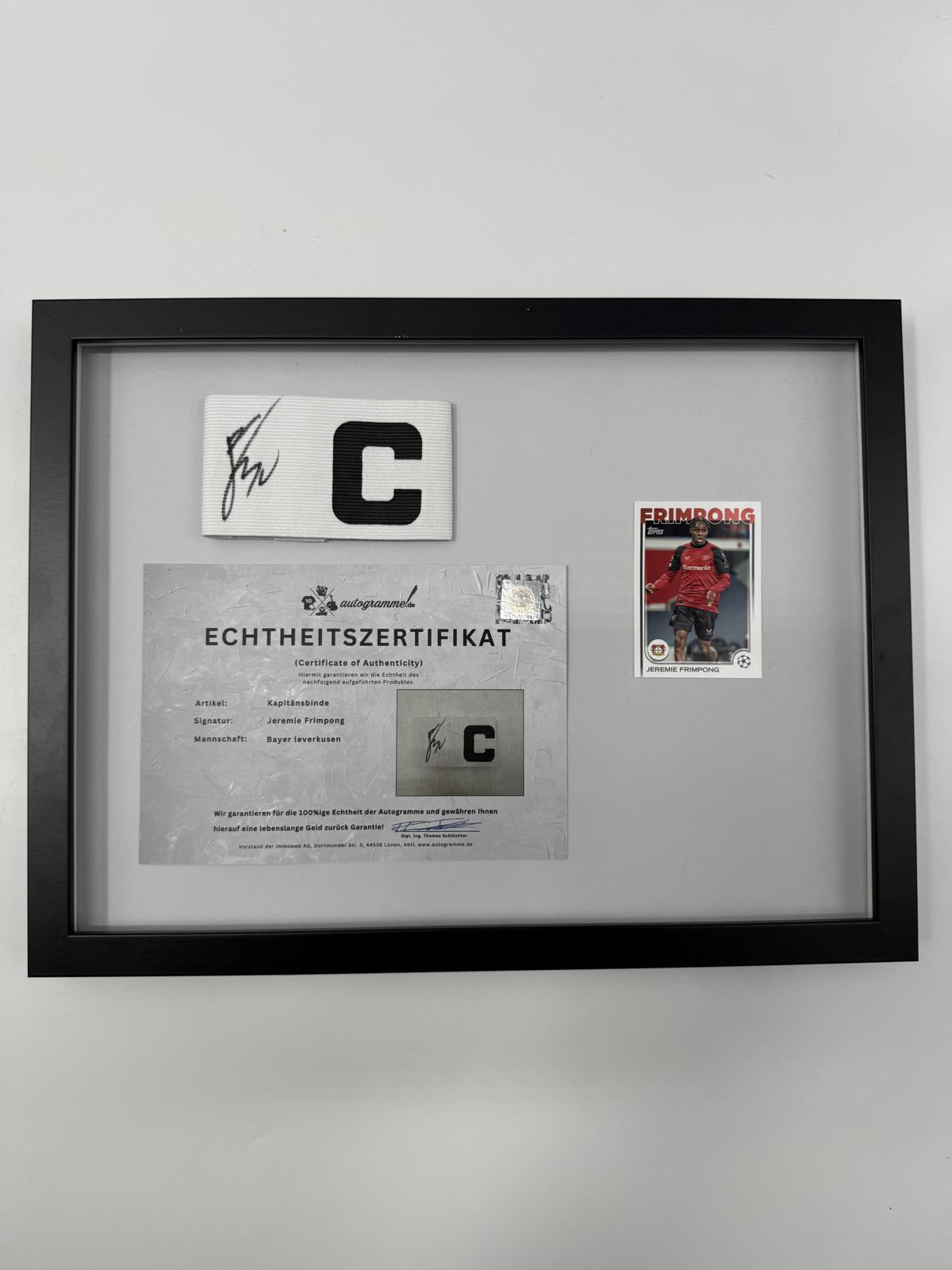 Kapitänsbinde Jeremie Frimpong signiert im Rahmen Bayer Leverkusen Autogramm