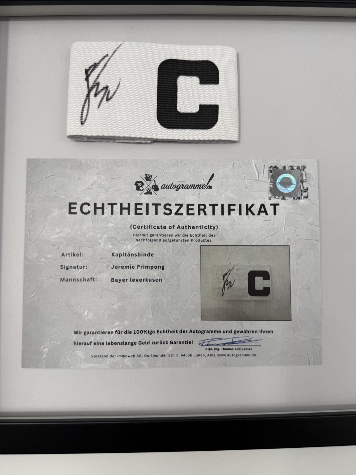 Kapitänsbinde Jeremie Frimpong signiert im Rahmen Bayer Leverkusen Autogramm