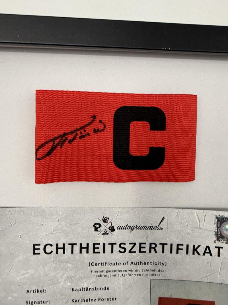 Kapitänsbinde Karlheinz Förster signiert im Rahmen VFB Stuttgart Fußball Autogramm