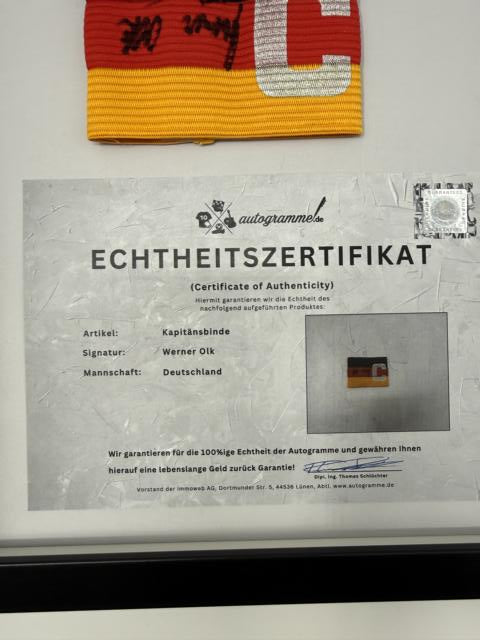Kapitänsbinde Werner Olk signiert im Rahmen Deutschland Autogramm