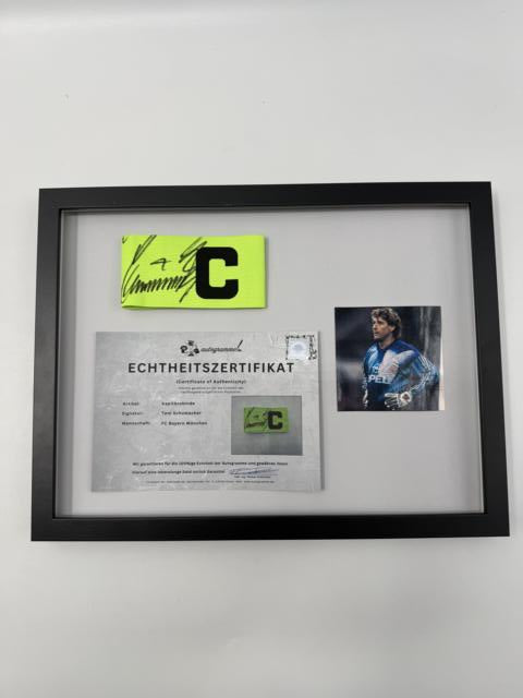 Kapitänsbinde Toni Schumacher signiert im Rahmen FC Bayern München Fußball Autogramm