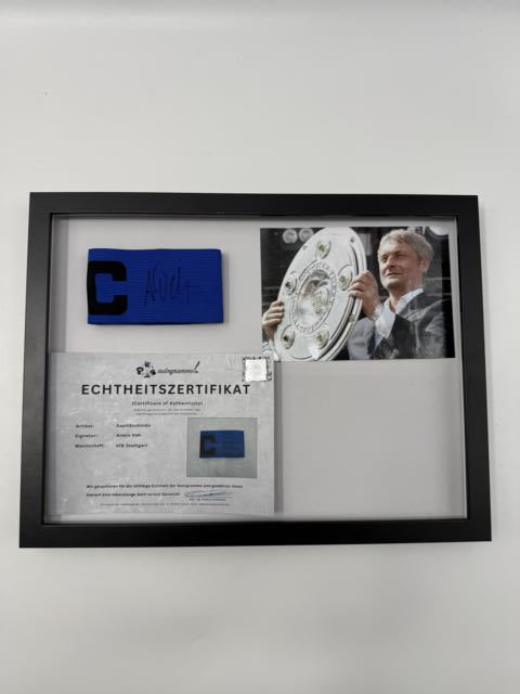 Kapitänsbinde Armin Veh signiert im Rahmen VfB Stuttgart Autogramm