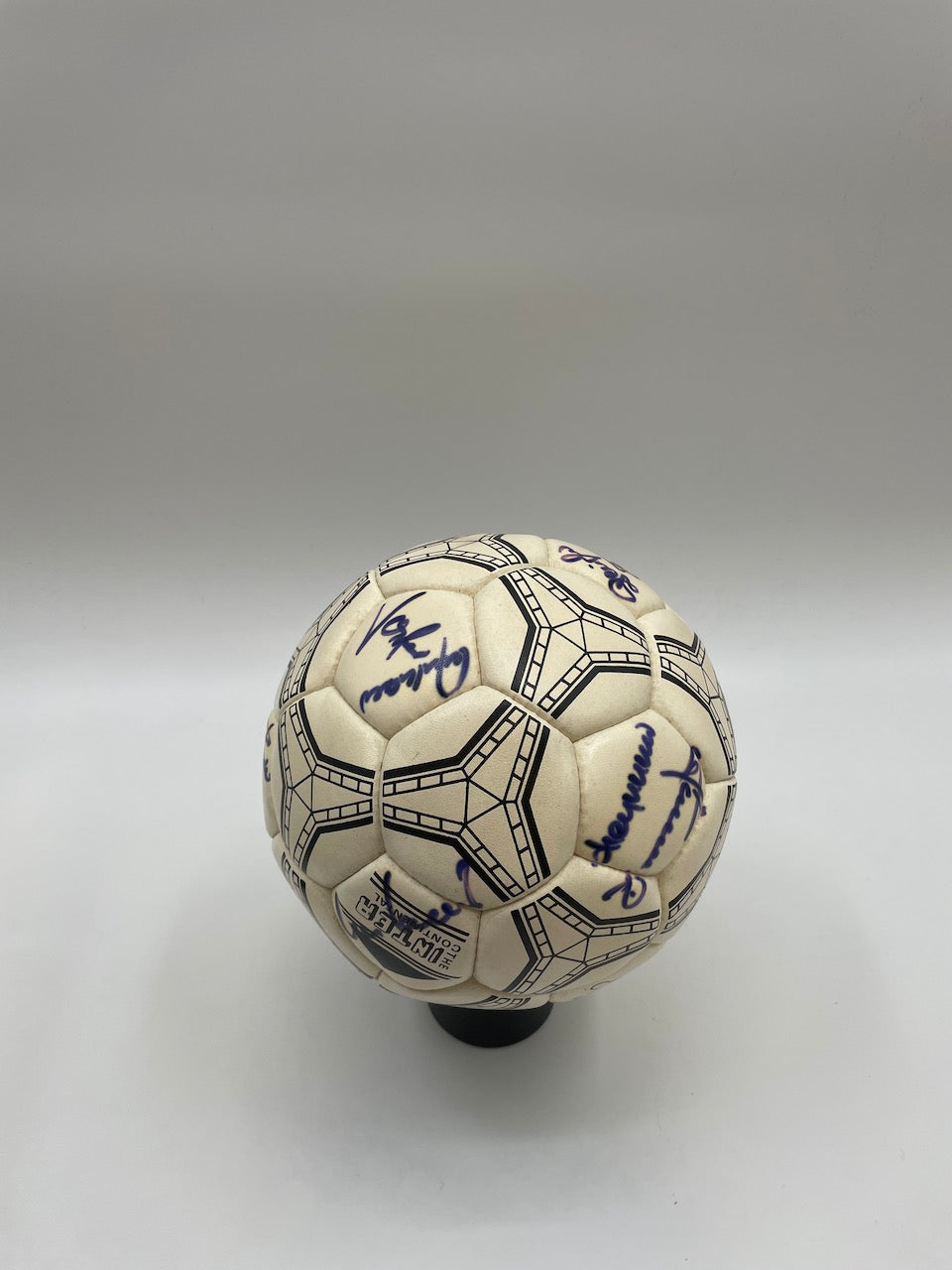 FC Bayern Football team signed 1988/1989 Signature of autograph 32 ball signed