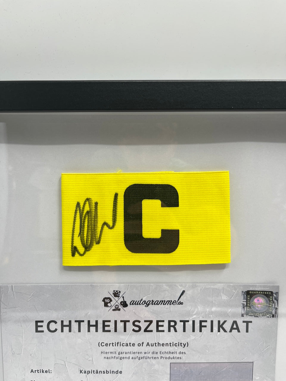 Kapitänsbinde Gregor Kobel signiert im Rahmen Borussia Dortmund Autogramm COA