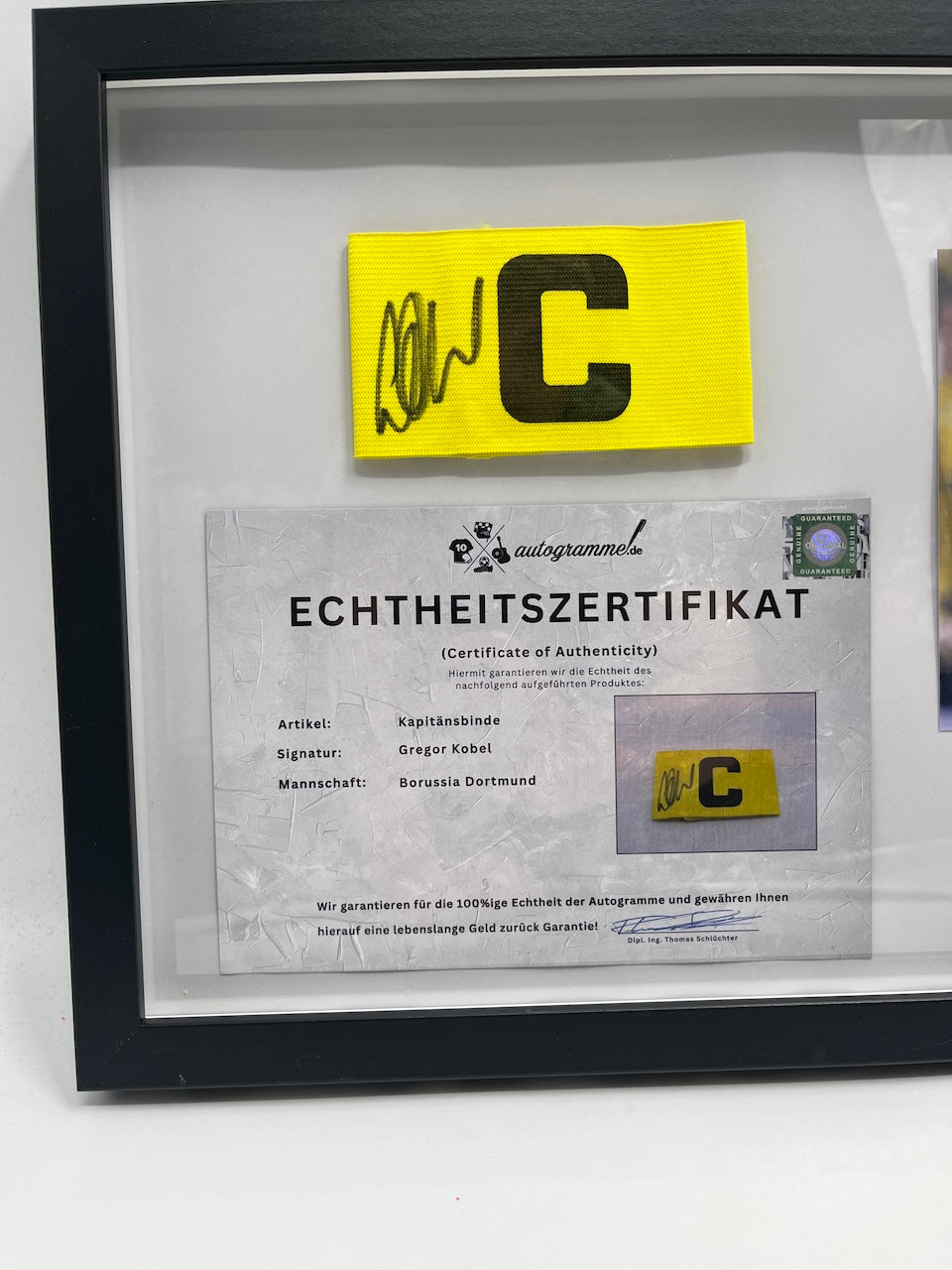 Kapitänsbinde Gregor Kobel signiert im Rahmen Borussia Dortmund Autogramm COA