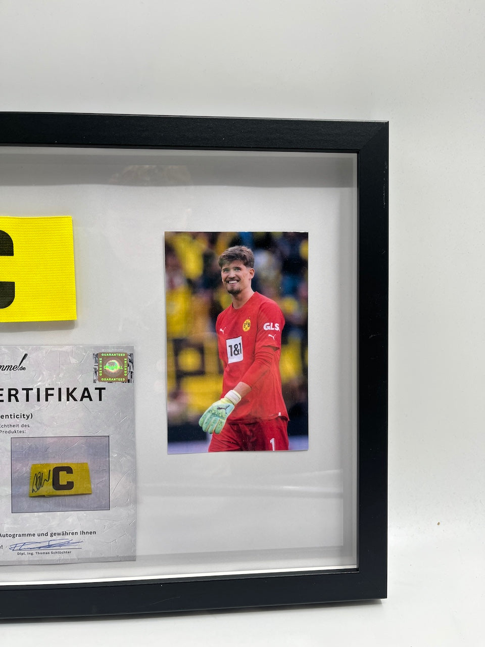 Kapitänsbinde Gregor Kobel signiert im Rahmen Borussia Dortmund Autogramm COA