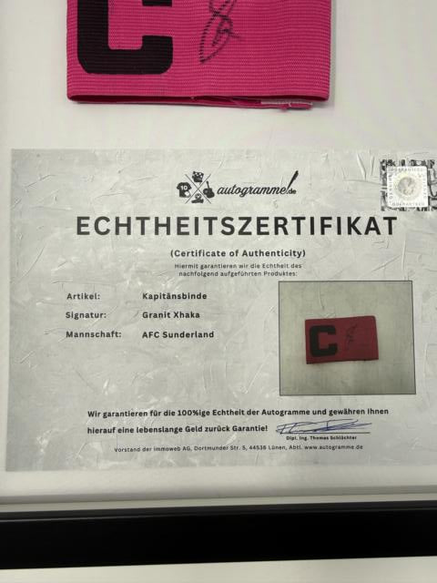 Kapitänsbinde Granit Xhaka signiert im Rahmen AFC Sunderland Fußball Autogramm