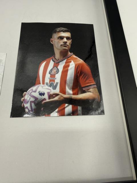 Kapitänsbinde Granit Xhaka signiert im Rahmen AFC Sunderland Fußball Autogramm