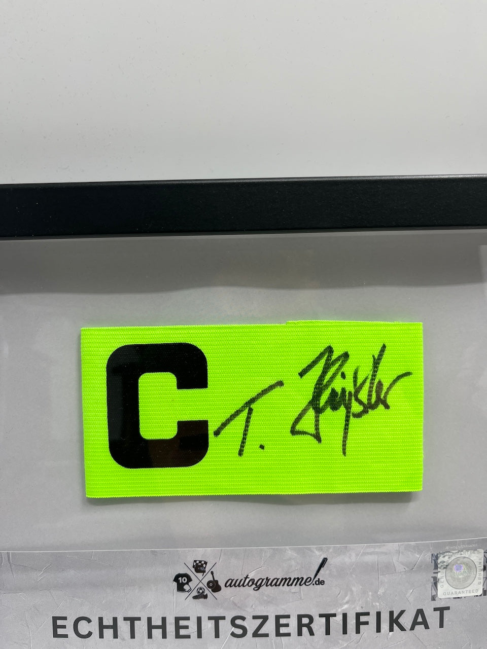 Kapitänsbinde Thomas Häßler signiert im Rahmen DFB Fußball Autogramm COA