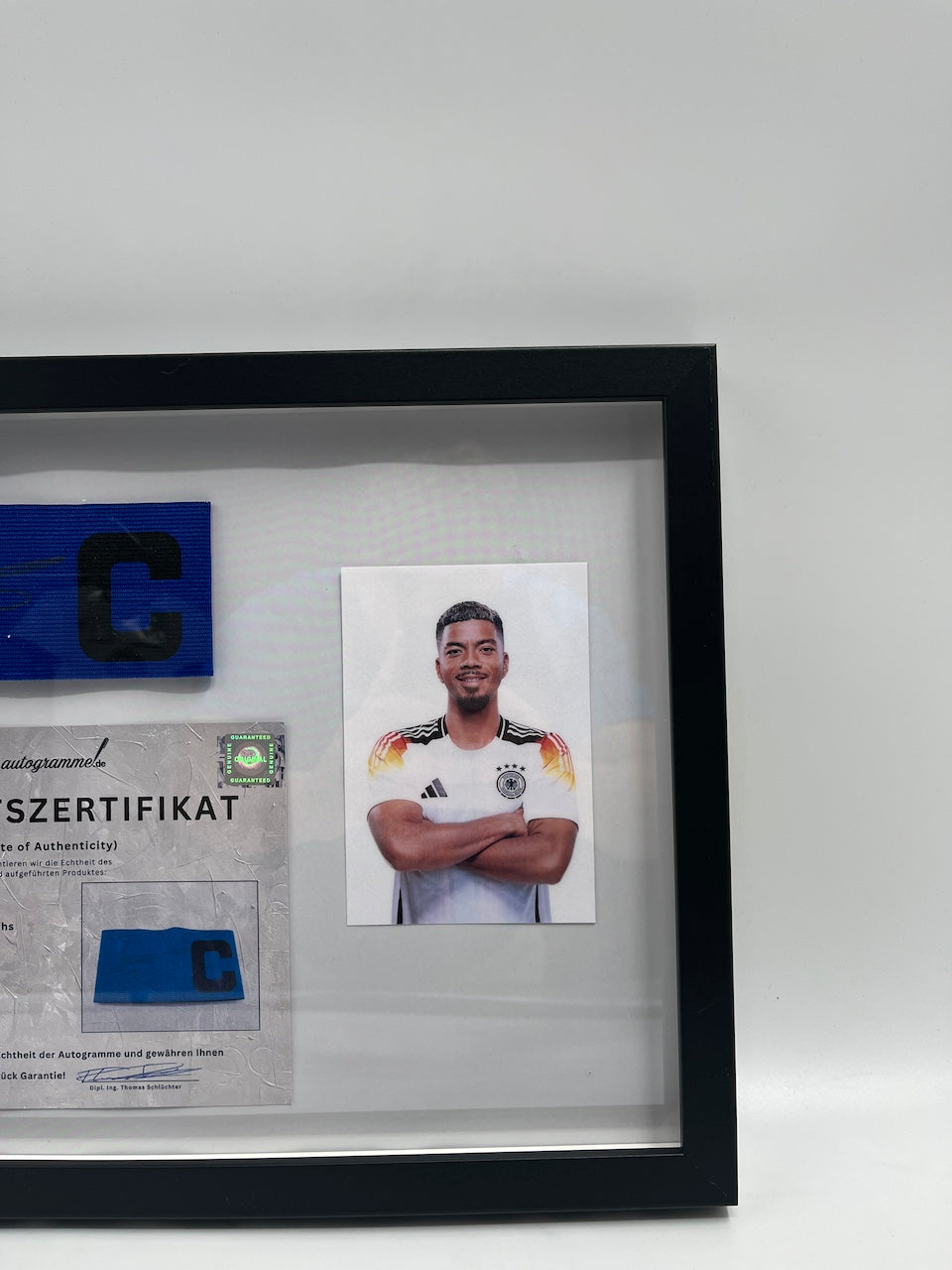 Kapitänsbinde Benjamin Henrichs signiert im Rahmen DFB Fußball Autogramm COA