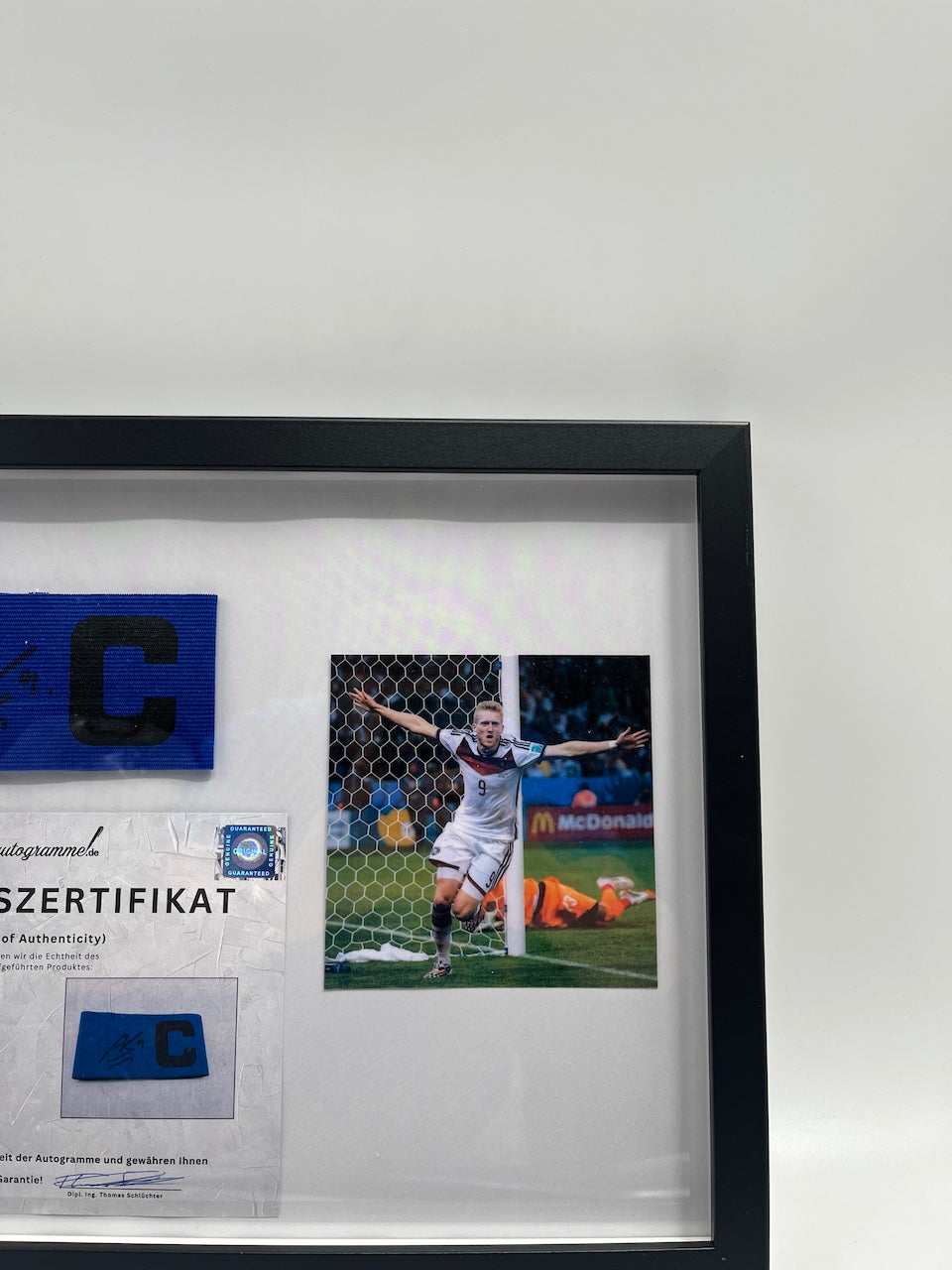 Kapitänsbinde Andre Schürrle signiert im Rahmen DFB Fußball Autogramm COA