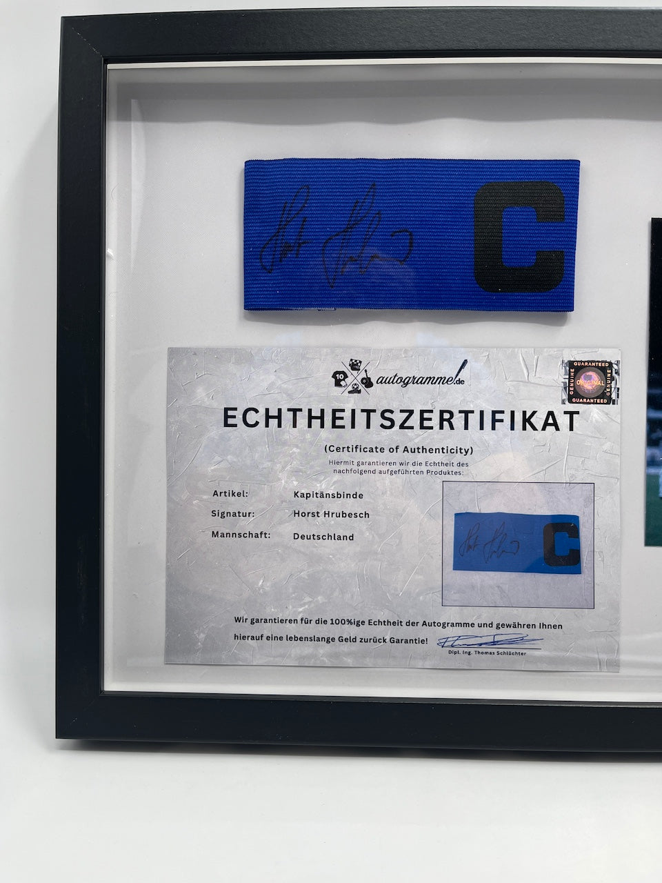 Kapitänsbinde Horst Hrubesch signiert im Rahmen DFB Fußball Autogramm COA