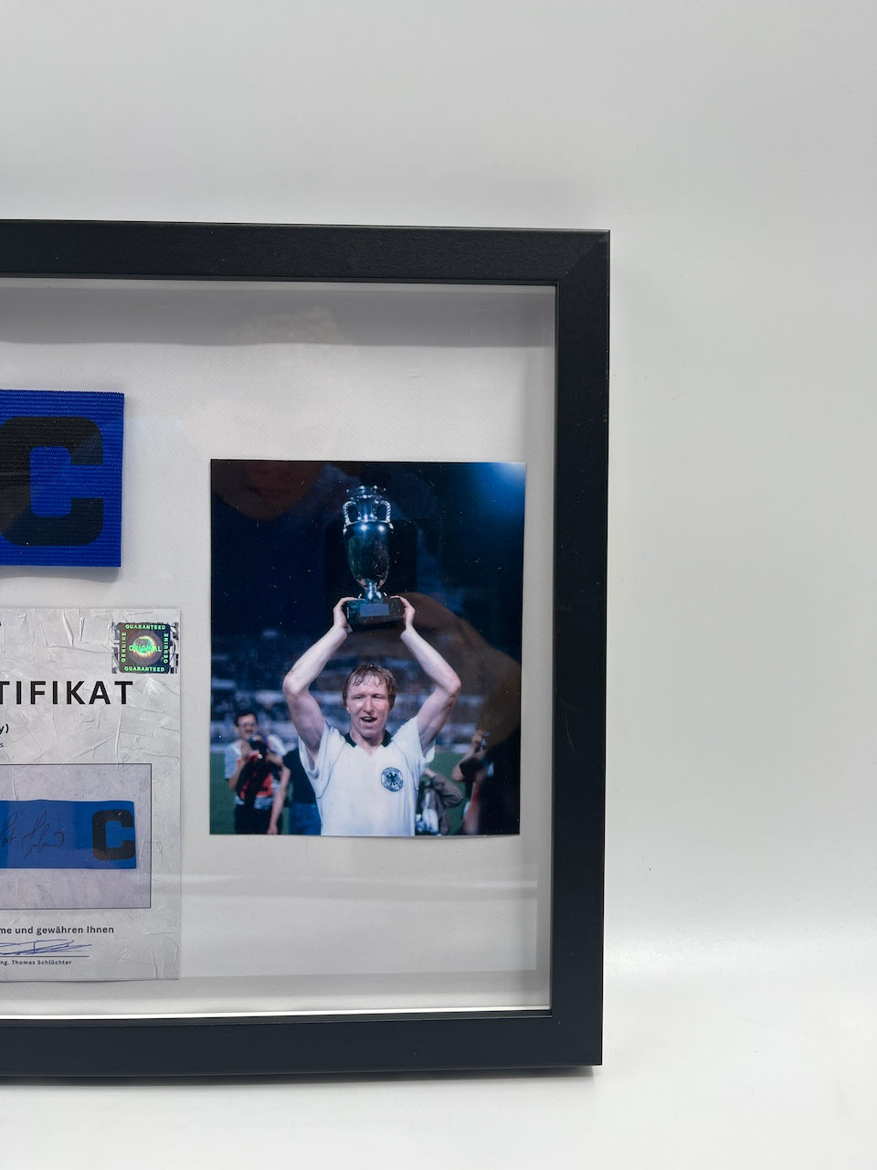 Kapitänsbinde Horst Hrubesch signiert im Rahmen DFB Fußball Autogramm COA