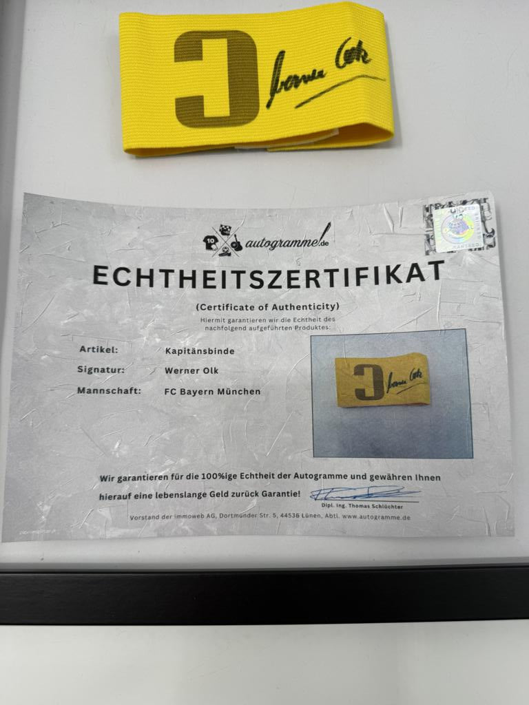 Kapitänsbinde Werner Olk signiert im Rahmen Bayern München Autogramm