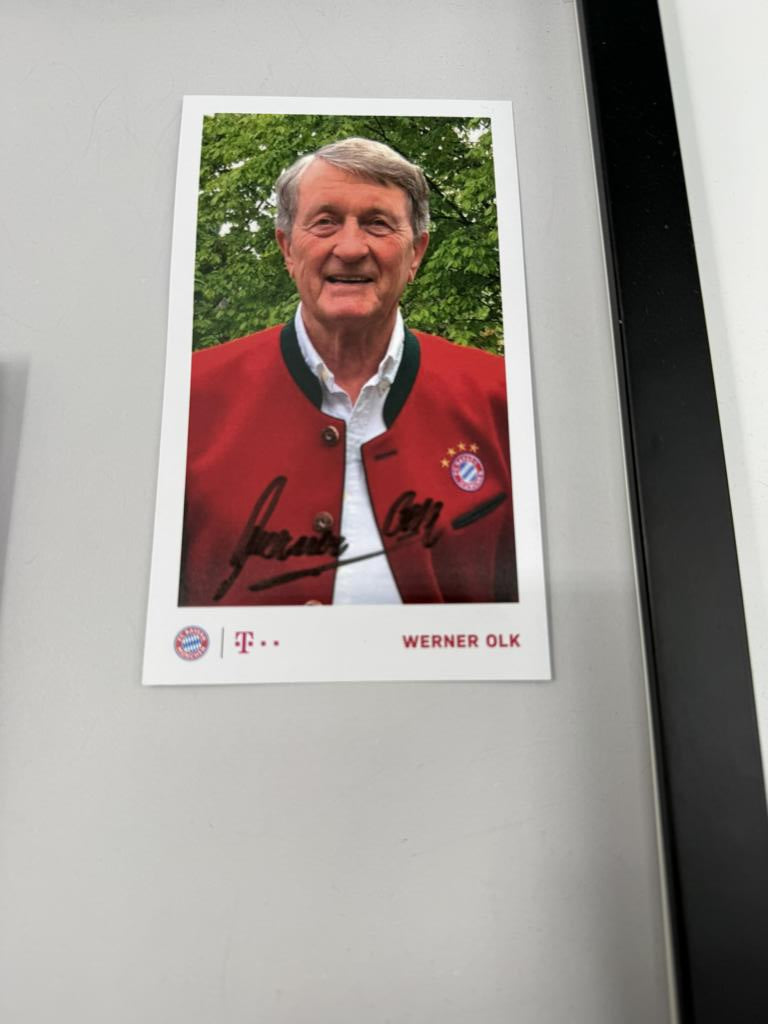 Kapitänsbinde Werner Olk signiert im Rahmen Bayern München Autogramm