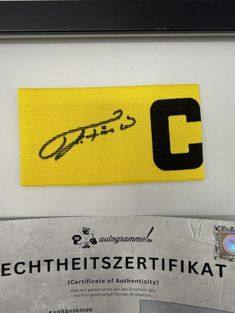 Kapitänsbinde Karlheinz Förster signiert im Rahmen VFB Stuttgart Fußball Autogramm